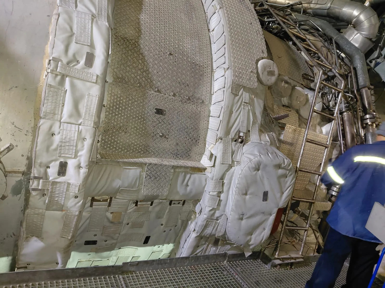 Instalación de aislamiento térmico en carcasa de turbina industrial, trabajo especializado – Aislaciones DM