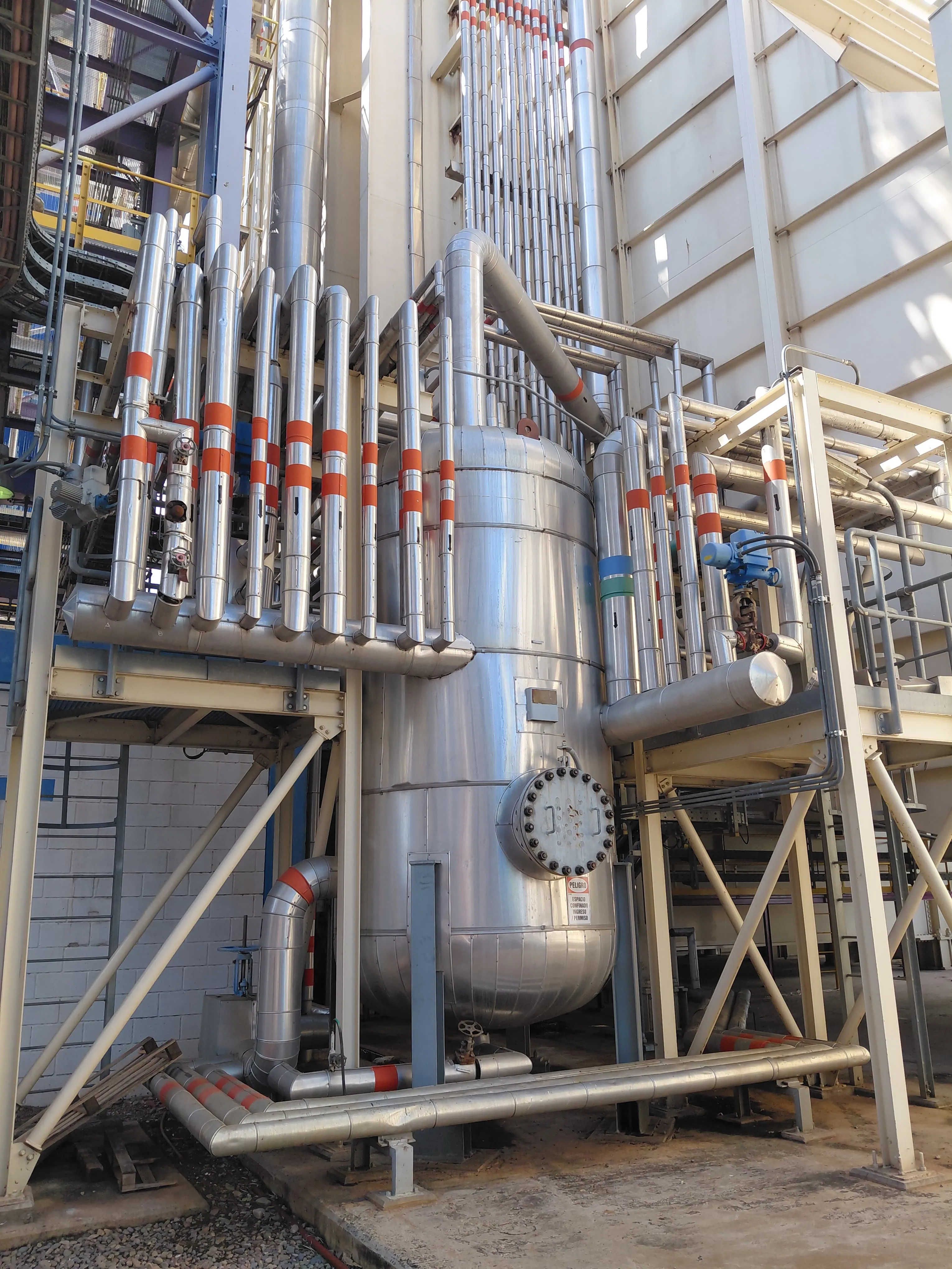 Aislamiento térmico en columna de destilación y ramales de cañerías en planta petroquímica – Aislaciones DM