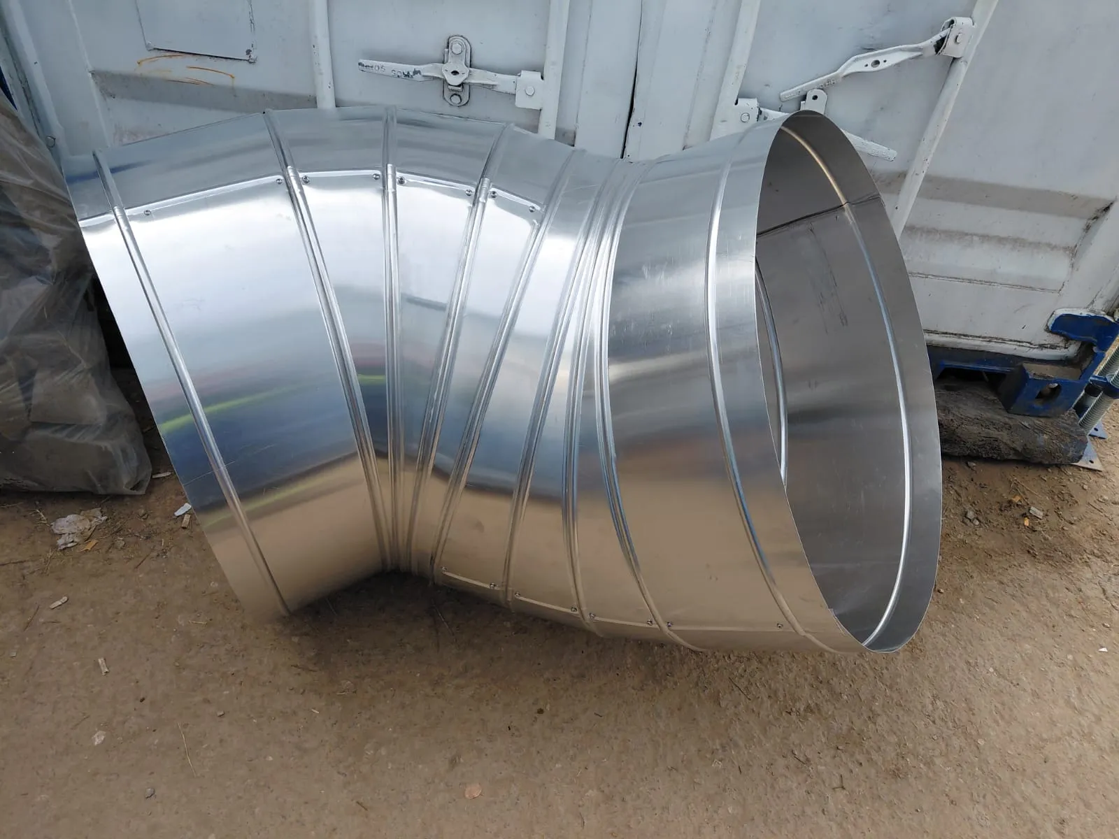 Codo metálico galvanizado de gran diámetro prefabricado a medida para jacketing – Aislaciones DM