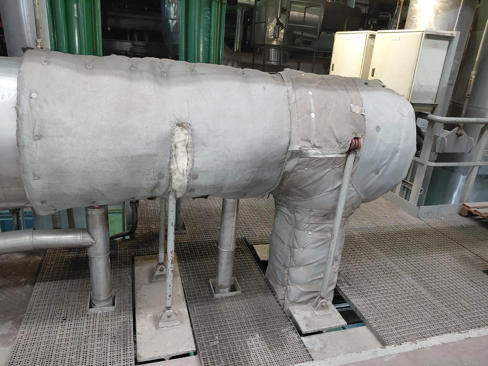 Cañería industrial aislada con colchoneta ignífuga desmontable en planta industrial – Aislaciones DM