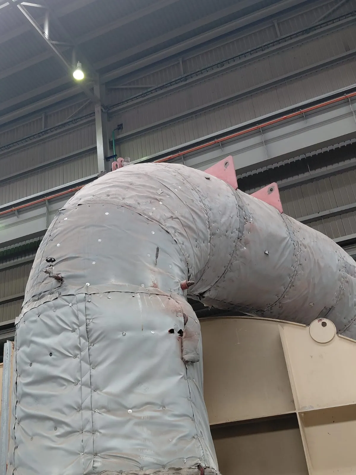 Ducto de turbina industrial aislado con colchoneta ignífuga desmontable de alta resistencia para optimizar la eficiencia térmica y la seguridad operativa – Aislaciones DM