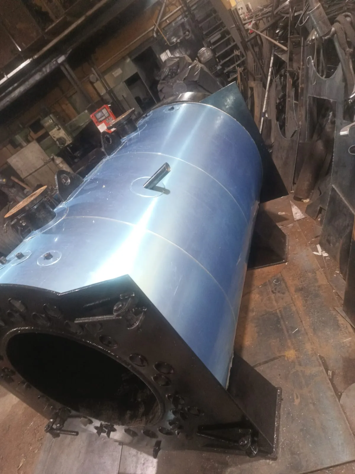 Construcción de recipiente industrial con encamisado metálico en taller de fabricación – Aislaciones DM