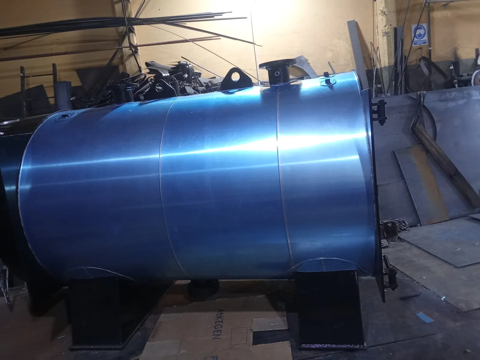 Fabricación de termotanque con camisa metálica en acero en taller propio – Aislaciones DM