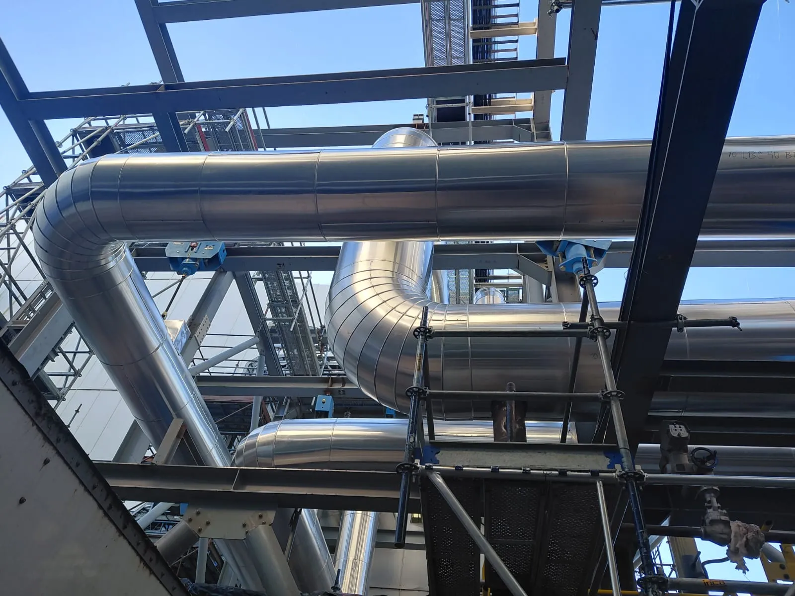 Jacketing en aluminio sobre múltiples líneas de proceso en planta industrial – Aislaciones DM