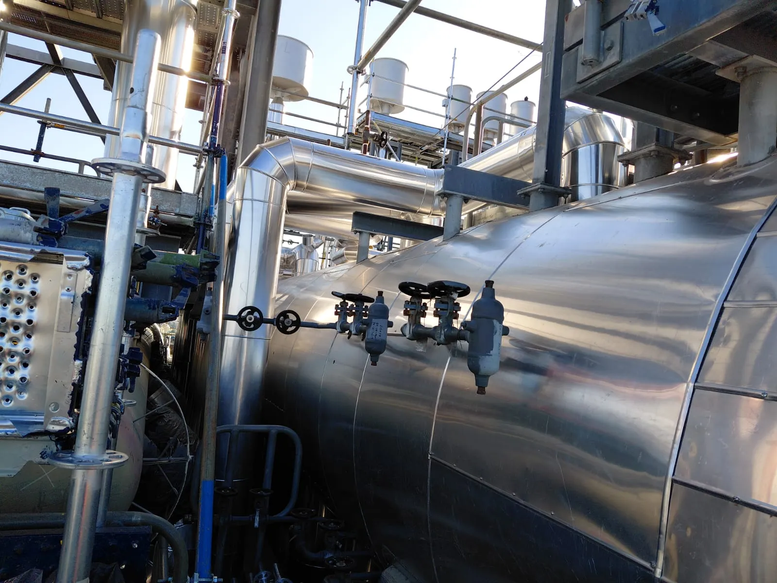 Jacketing en aluminio sobre tanque y cañerías en planta de proceso petroquímico – Aislaciones DM