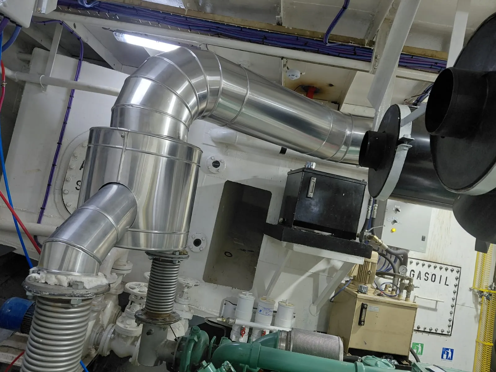 Jacketing en acero inoxidable sobre sistema de escape marino en sala de máquinas – Aislaciones DM