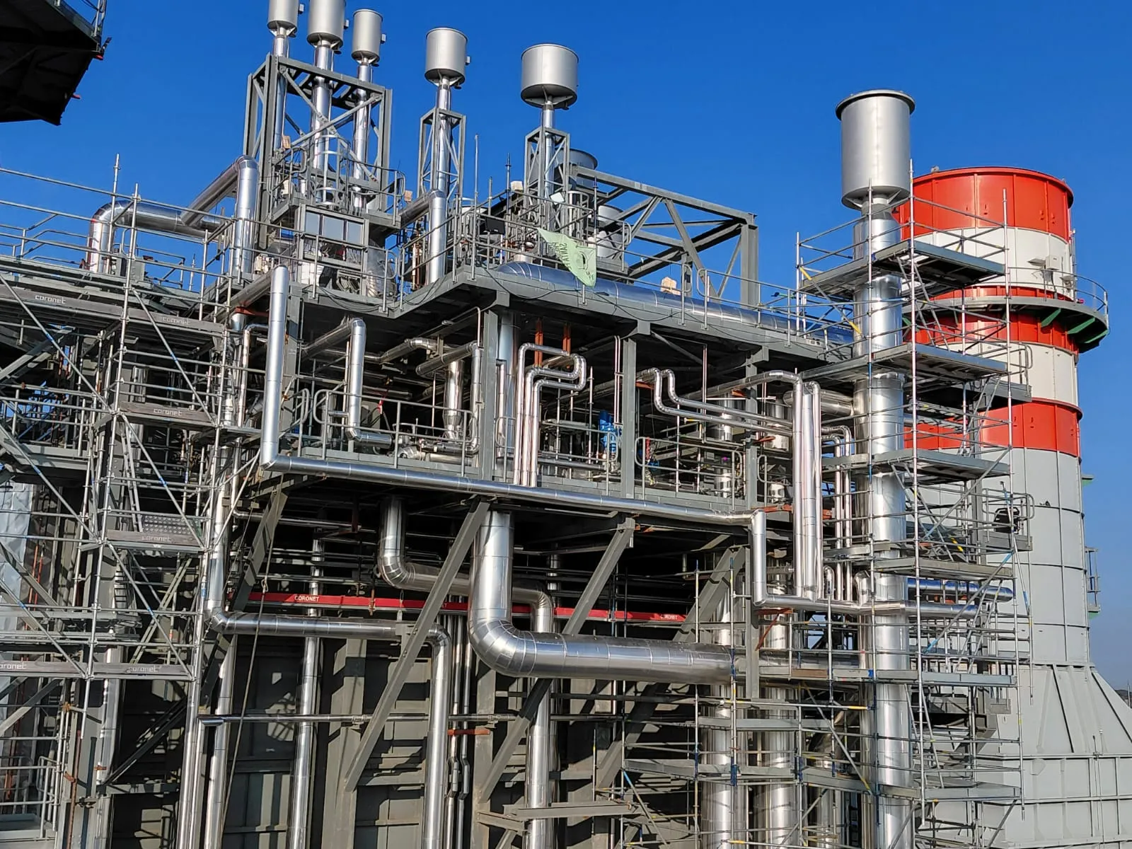 Jacketing y aislamiento térmico en múltiples líneas de proceso en planta industrial exterior – Aislaciones DM