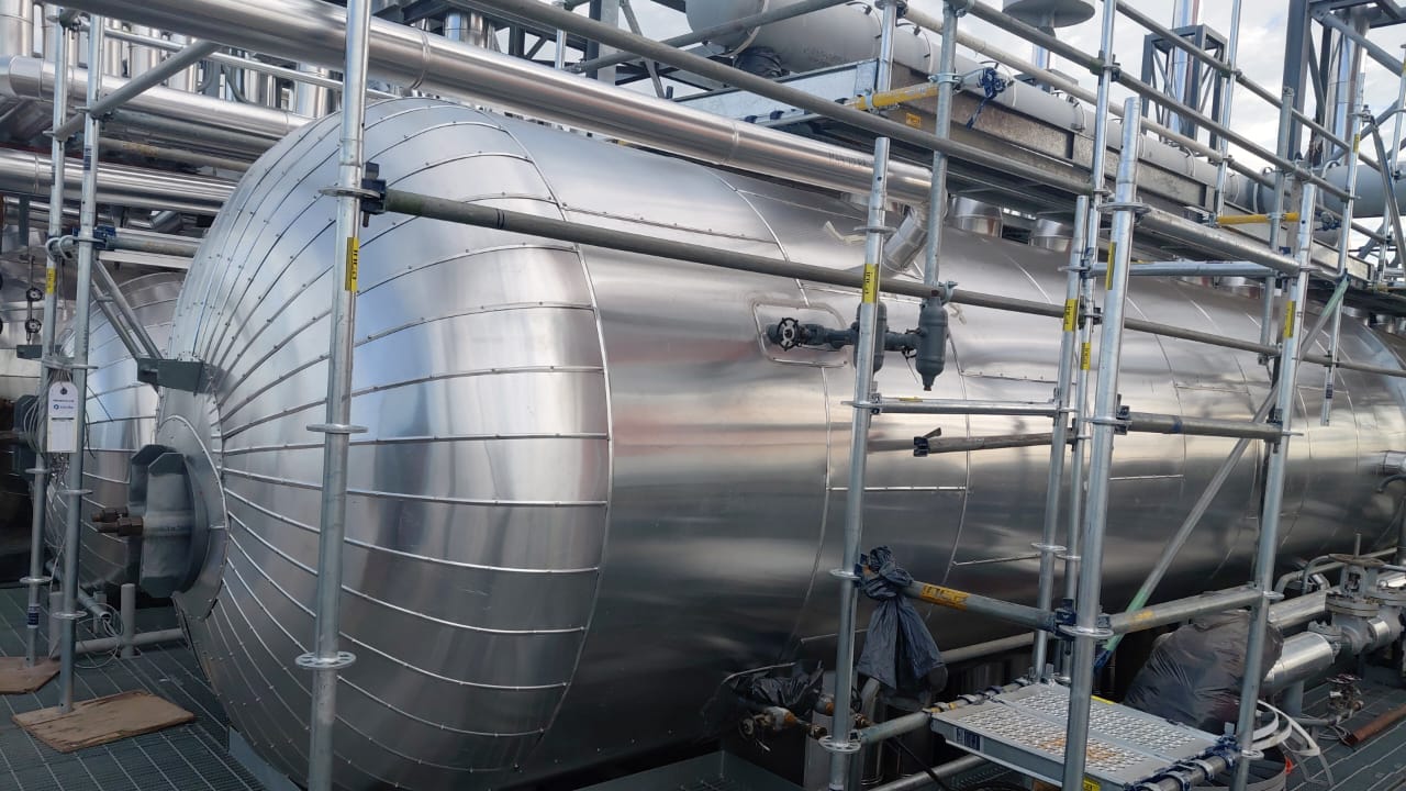 Jacketing en aluminio sobre tanques de gran volumen en obra, trabajo en altura con andamiaje – Aislaciones DM