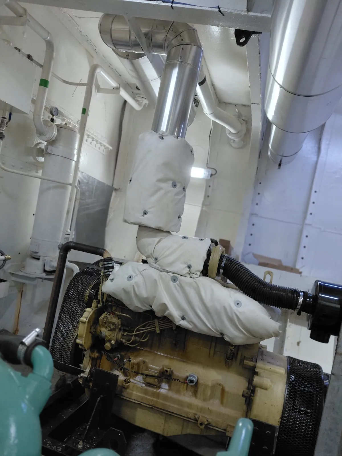 Mantas térmicas removibles confeccionadas a medida sobre motor marino en sala de máquinas – Aislaciones DM