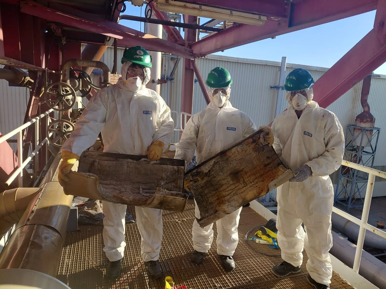 Retiro y reemplazo de aislamiento térmico en desuso con equipo de protección personal en planta – Aislaciones DM