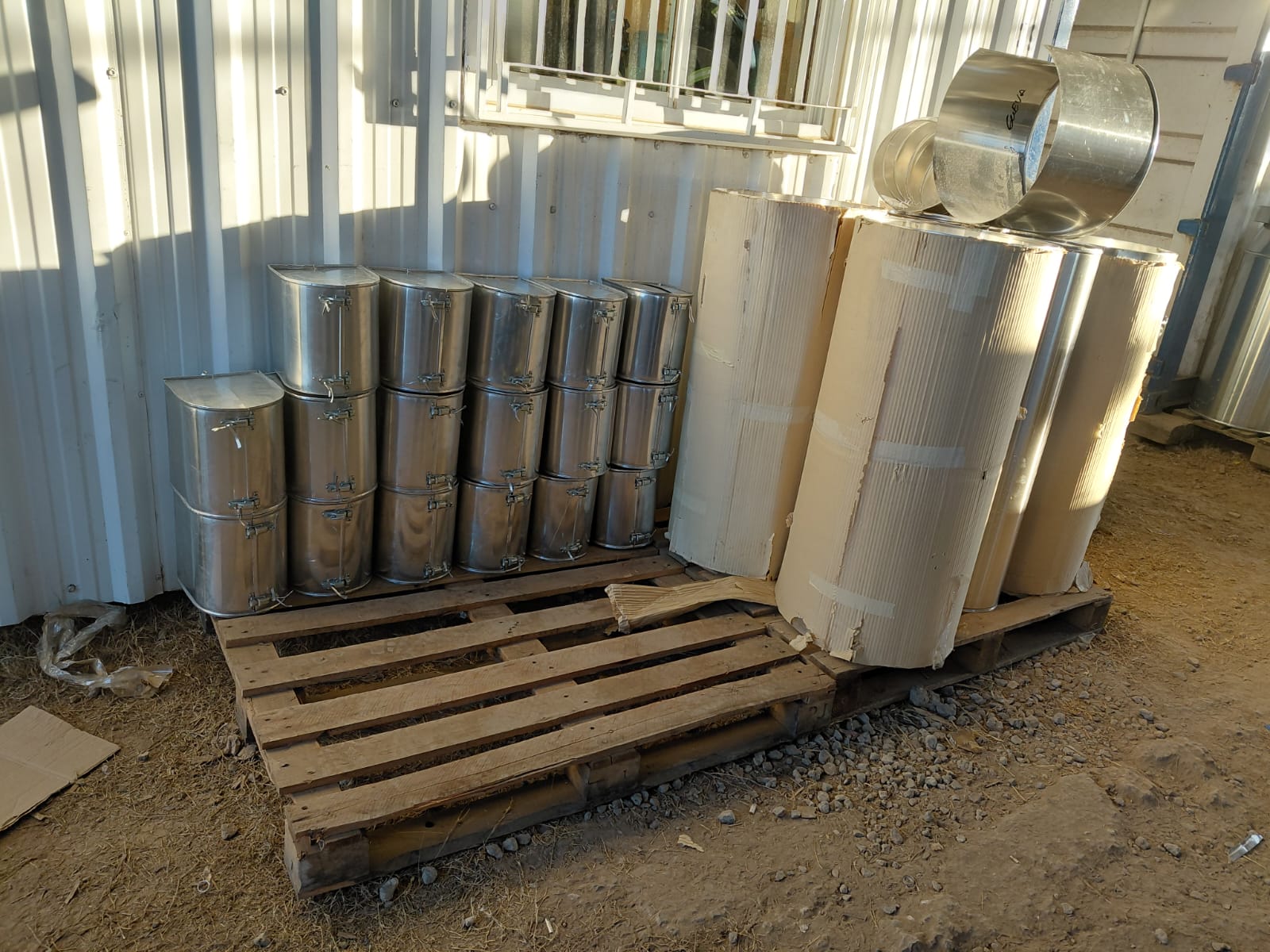 Piezas prefabricadas de encamisado metálico en aluminio producidas en serie en taller propio – Aislaciones DM