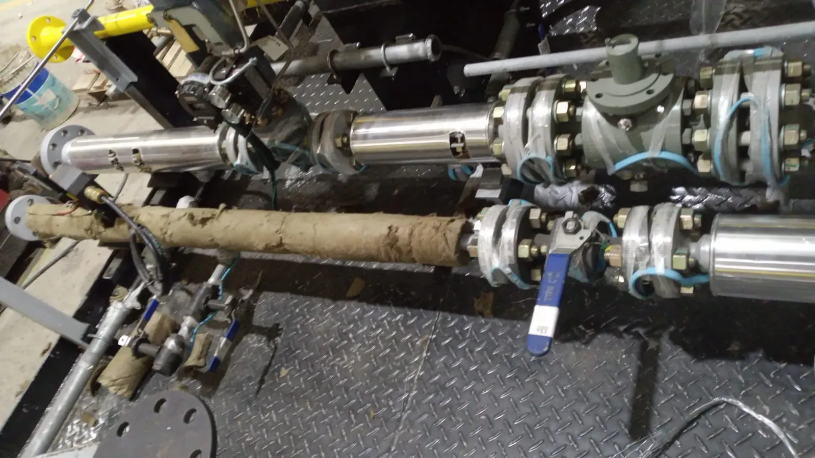 Tracing eléctrico con cables calefactores instalados en cañería con bridas y válvulas flangeadas en planta industrial – Aislaciones DM