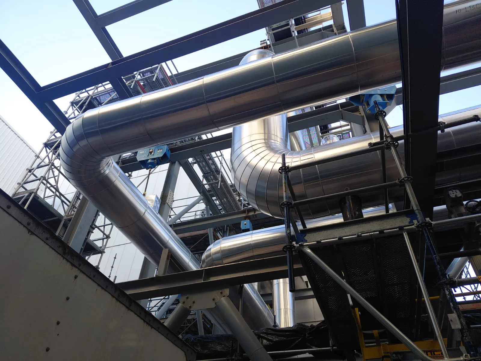 Jacketing en aluminio y piezas especiales prefabricadas para cañerías industriales – Aislaciones DM