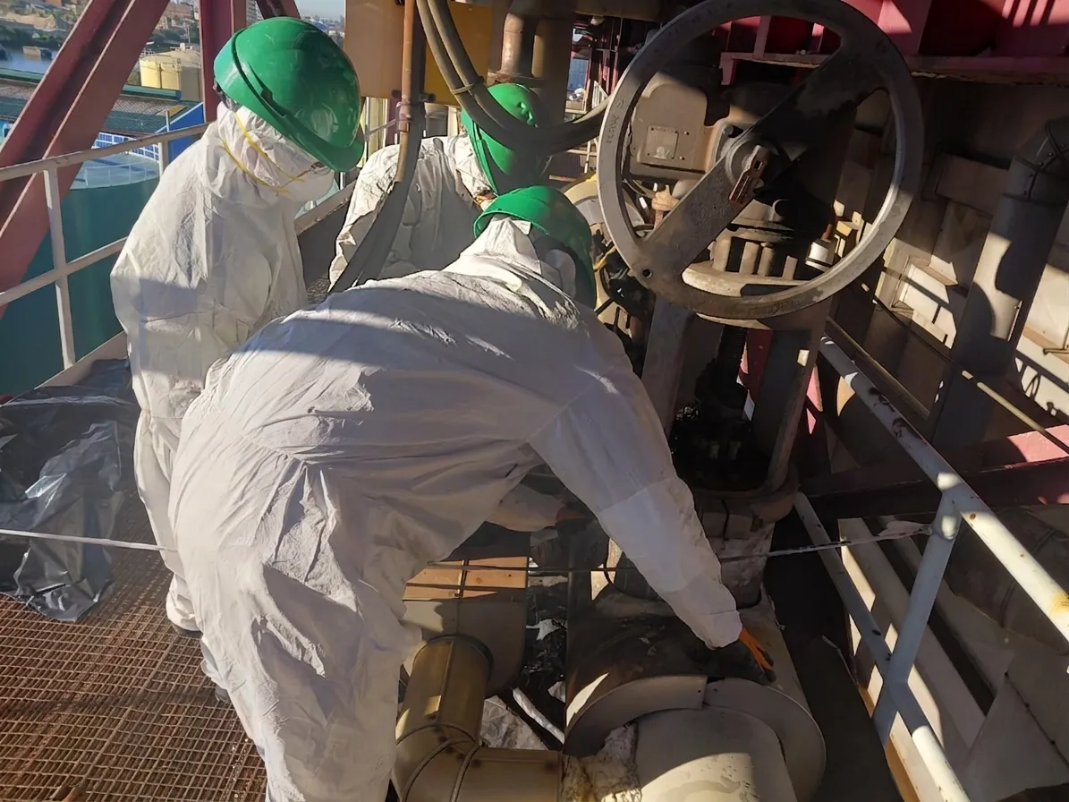 Equipo de Aislaciones DM realizando mantenimiento preventivo de aislamiento térmico en planta industrial