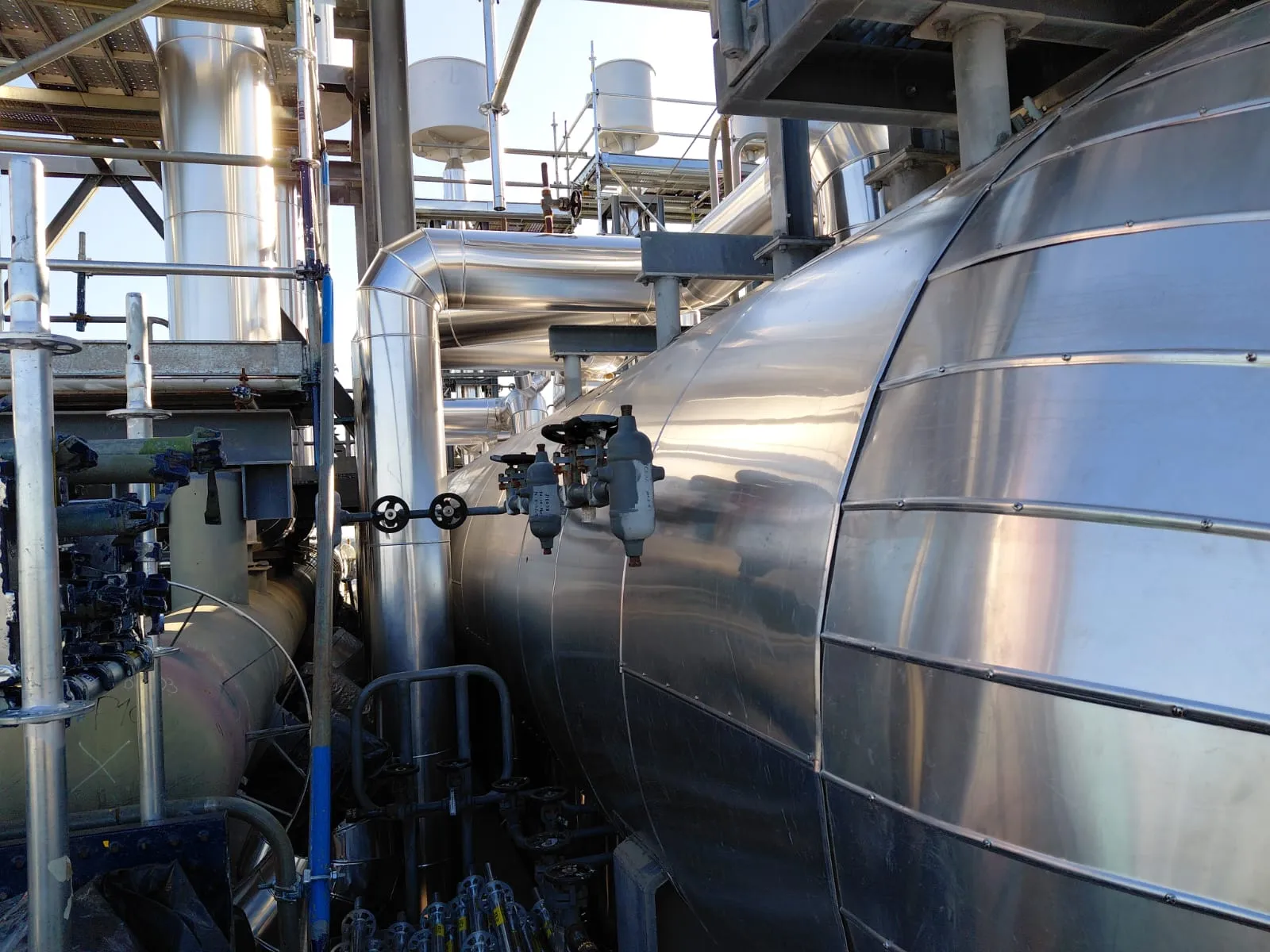 Recubrimiento metálico en aluminio sobre tanque y cañerías de planta industrial – Aislaciones DM